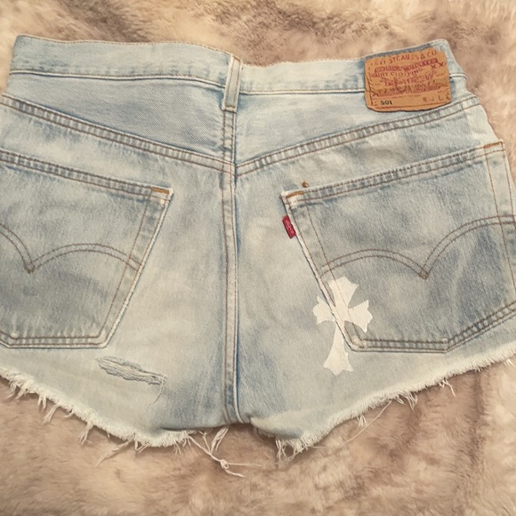 ✨womens denim Levi’s shorts with cross stamp✨ - Picture 3 of 6